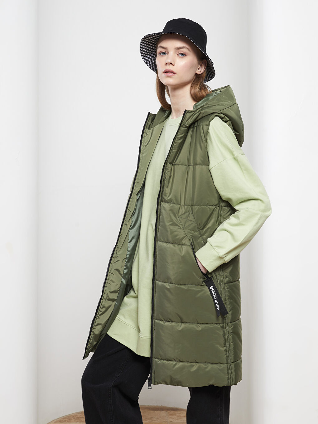 Haki Kapüşonlu Düz Cep Detaylı Kadın Şişme Yelek-1