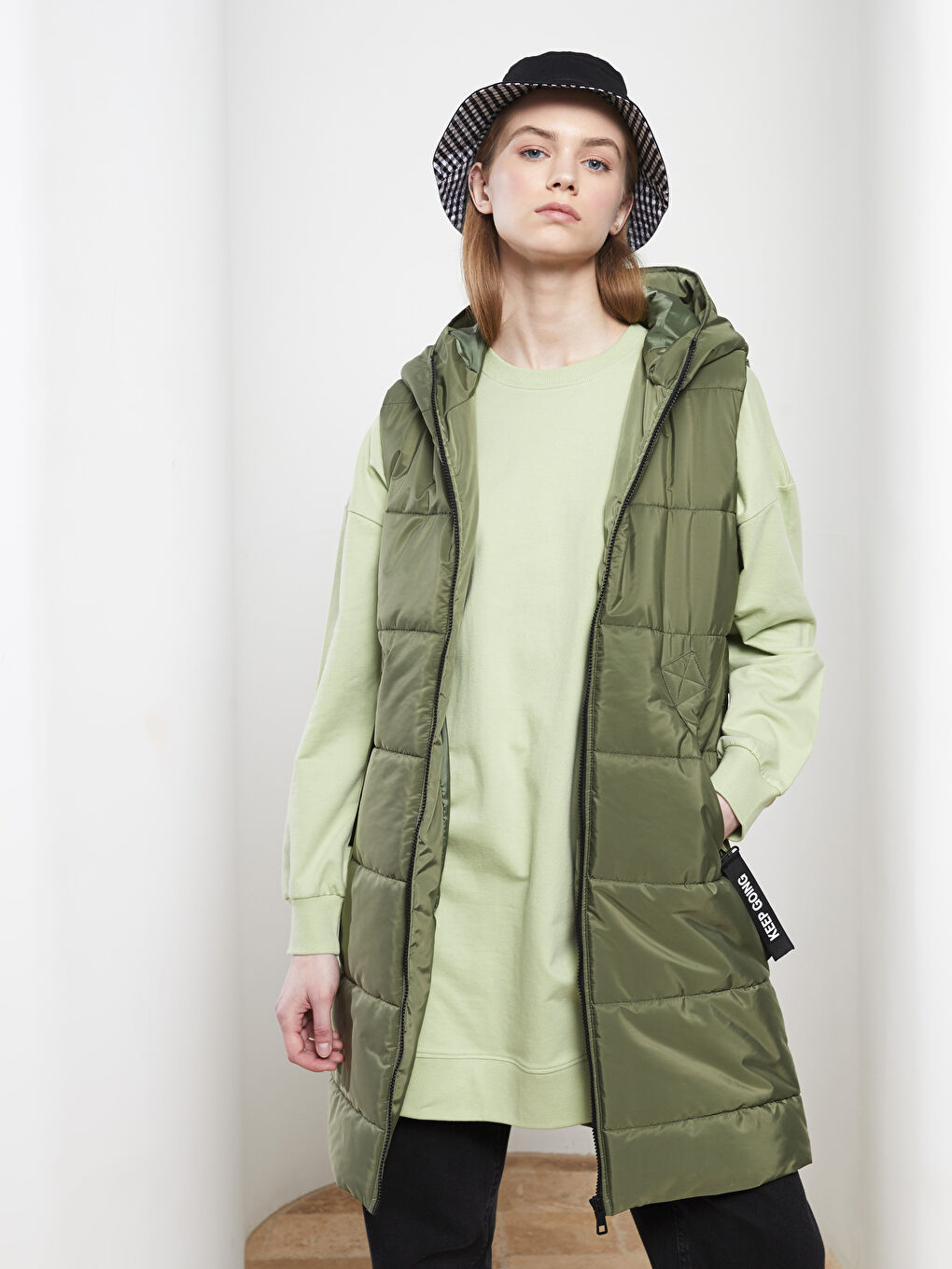 Haki Kapüşonlu Düz Cep Detaylı Kadın Şişme Yelek-2