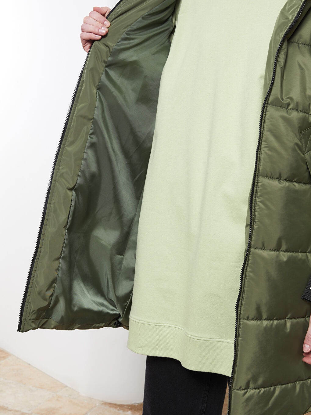 Haki Kapüşonlu Düz Cep Detaylı Kadın Şişme Yelek-4