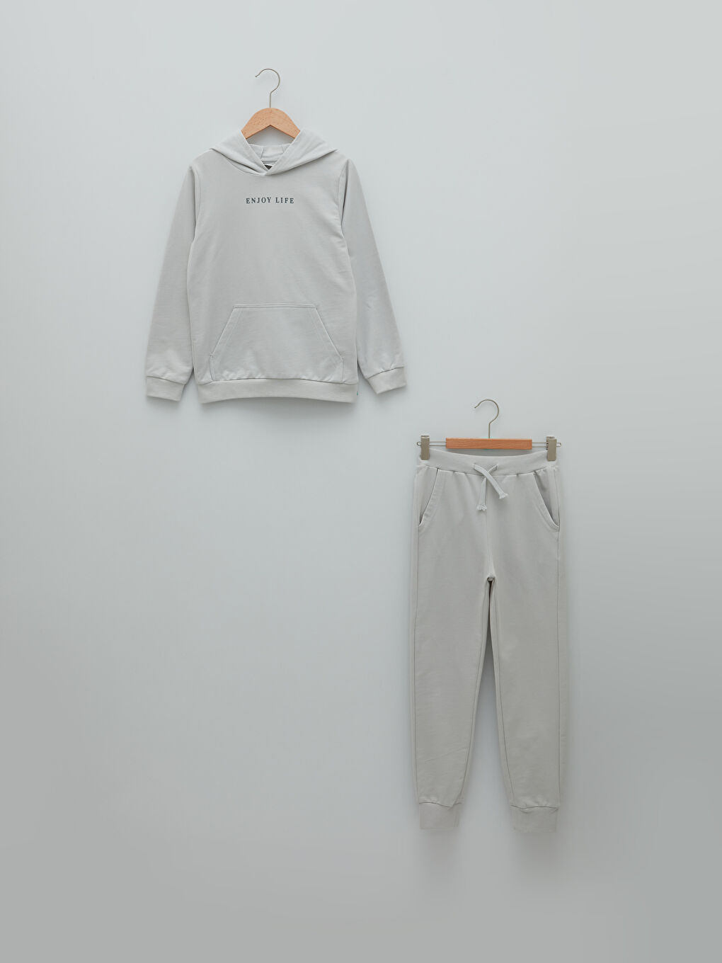 سويت شيرت ولادي بأكمام طويلة مطبوعة بغطاء للرأس وبنطلون رياضي