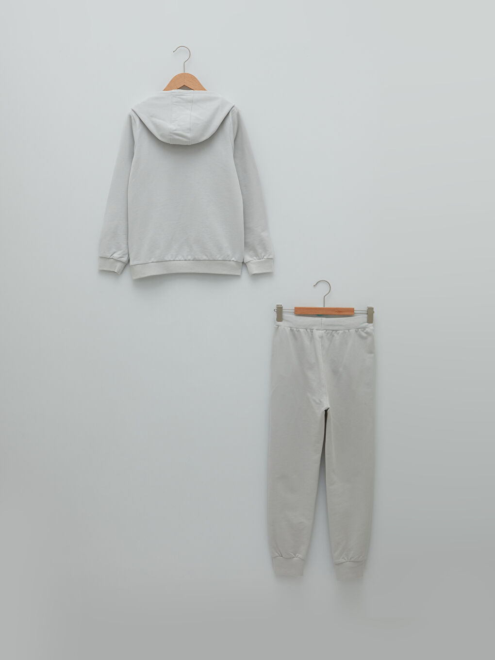 سويت شيرت ولادي بأكمام طويلة مطبوعة بغطاء للرأس وبنطلون رياضي-1