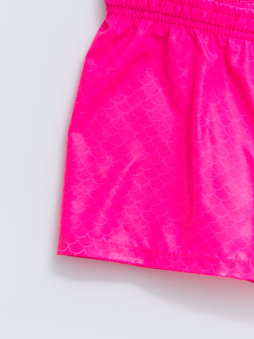 LCW Kids Mädchen Badeshorts mit Elastischem Bund und Wasserwechselndem Muster -S23330Z4-CRC
