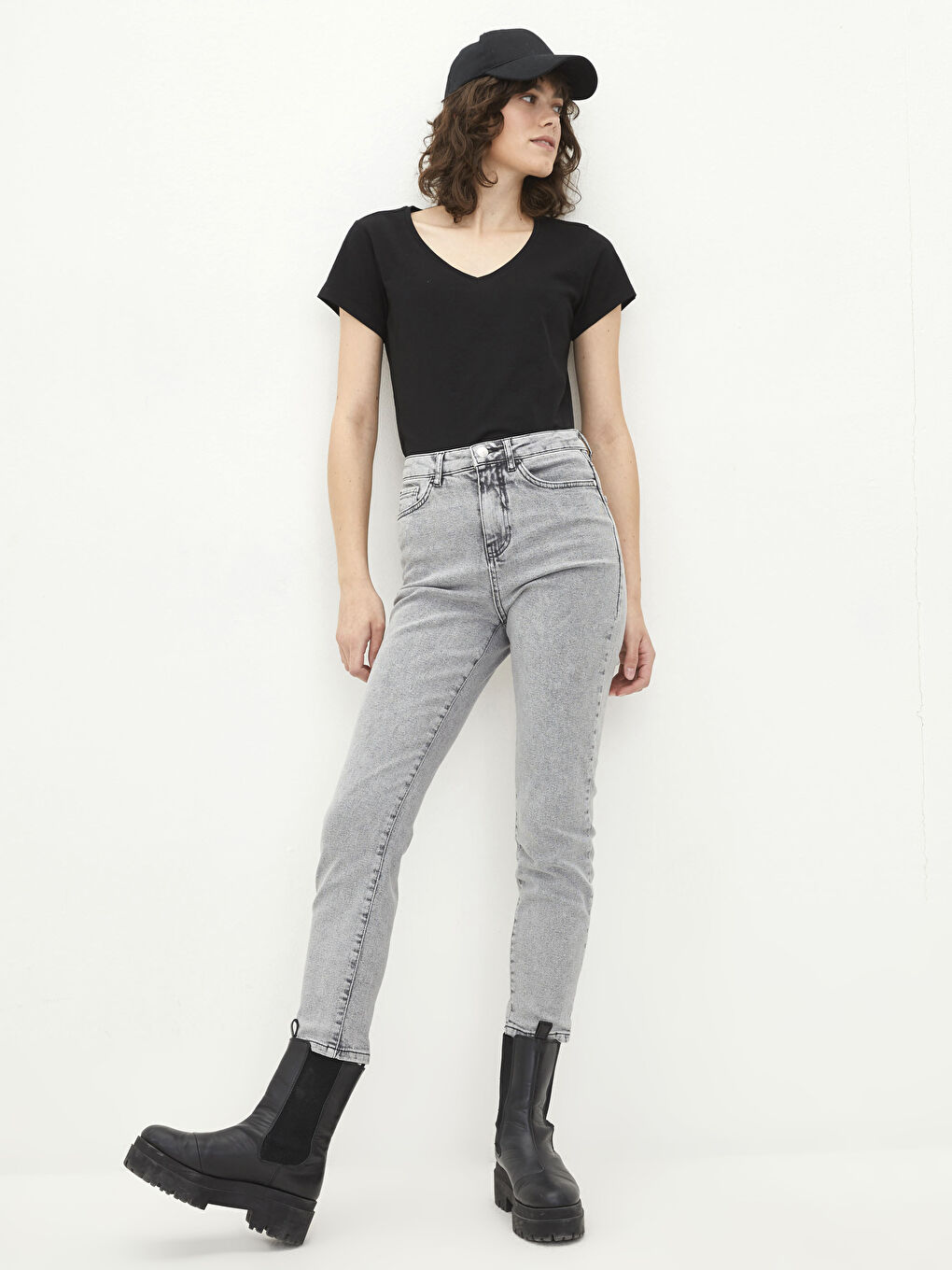 بنطلون دينيم روديو بوسط عالي وقصة رفيعة وجيوب عادية للسيدات