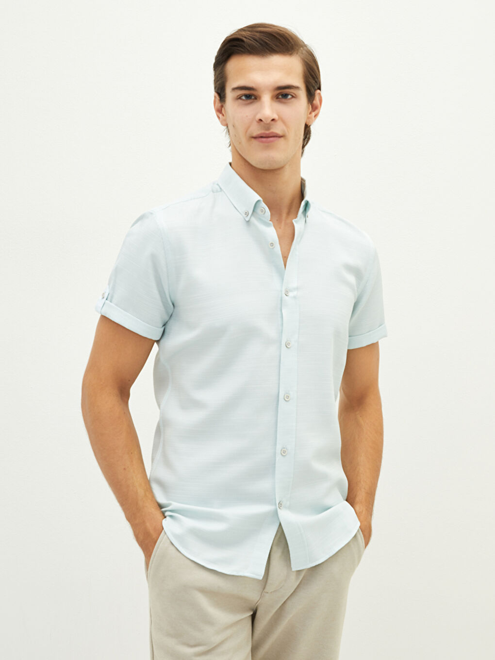 Ерлерге арналған тар пішім қысқа жең жейде