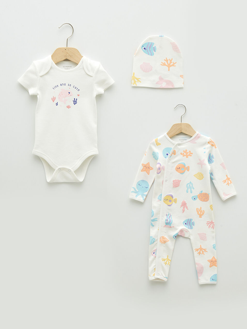 LCW baby Bisiklet Yaka Baskılı Kız Bebek Çıtçıtlı Body Tulum ve Bere 3'lü Takım -S23744Z1-LRA