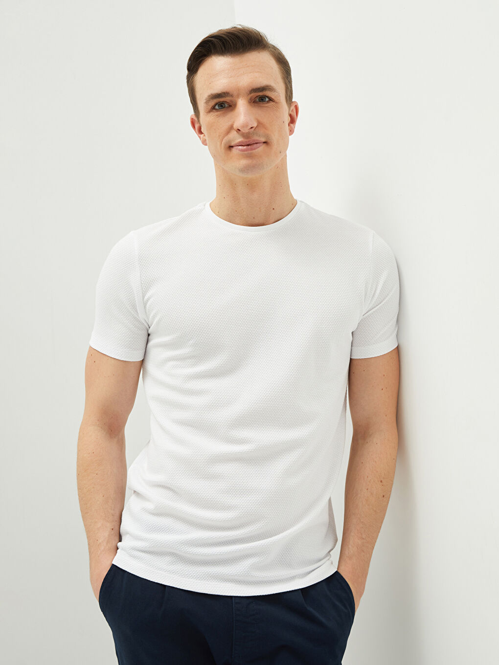 Beyaz Bisiklet Yaka Kısa Kollu Erkek Tişört-1