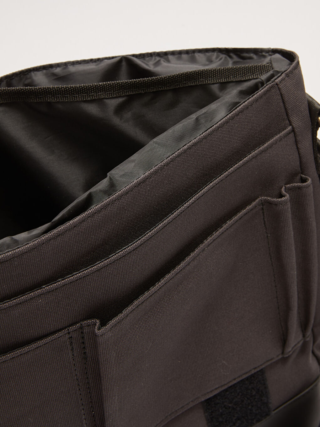 Antrasit Etiket Baskılı Erkek Postacı Çantası-4