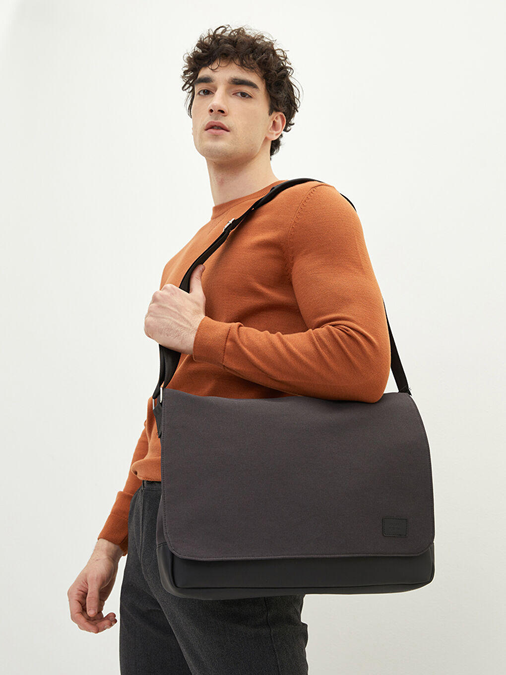 Antrasit Etiket Baskılı Erkek Postacı Çantası