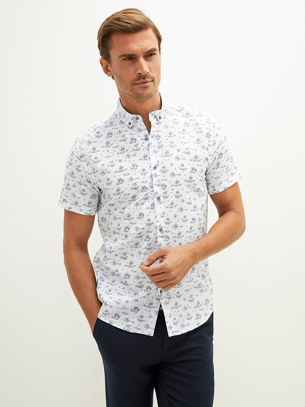قميص رجالي ضيق بنقشة وأكمام قصيرة للرجال