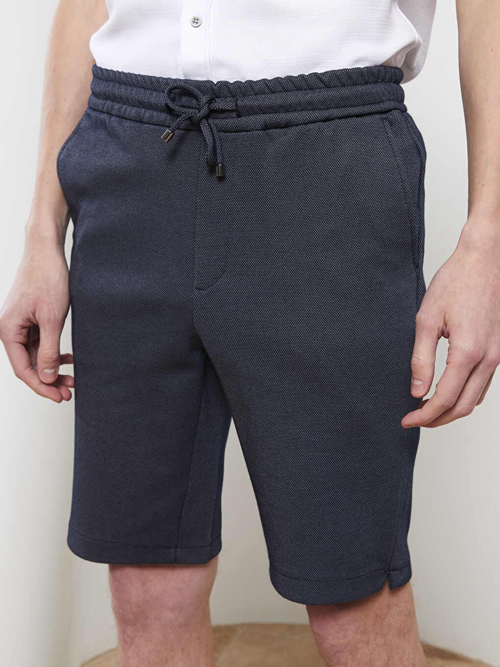 شورت للرجال بقصة رفيعة وتفاصيل ربط-3