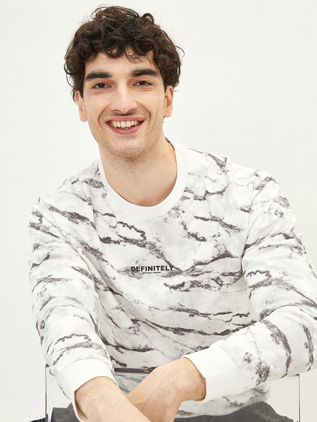 Beyaz Bisiklet Yaka Uzun Kollu Desenli Erkek Sweatshirt