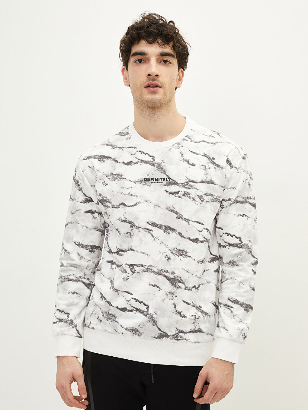 Beyaz Bisiklet Yaka Uzun Kollu Desenli Erkek Sweatshirt-1