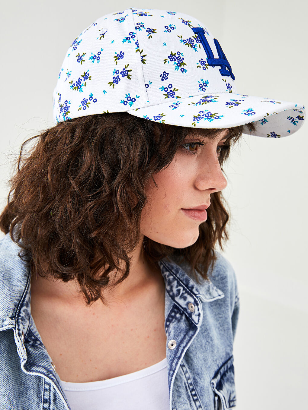 Beyaz Çiçek Baskılı Kadın Kep Şapka-1