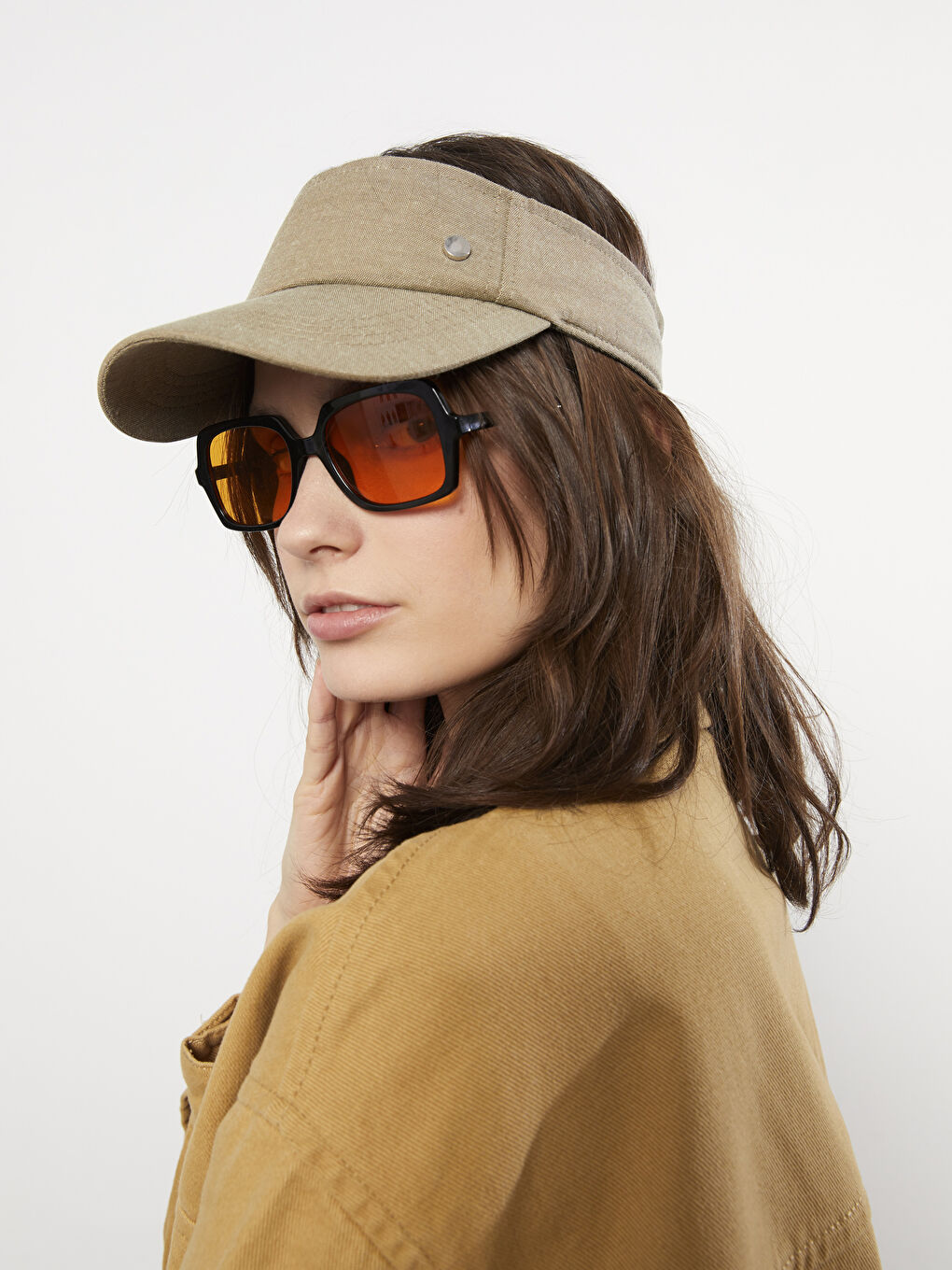 Женская кепка с козырьком с металлическими аксессуарами-1