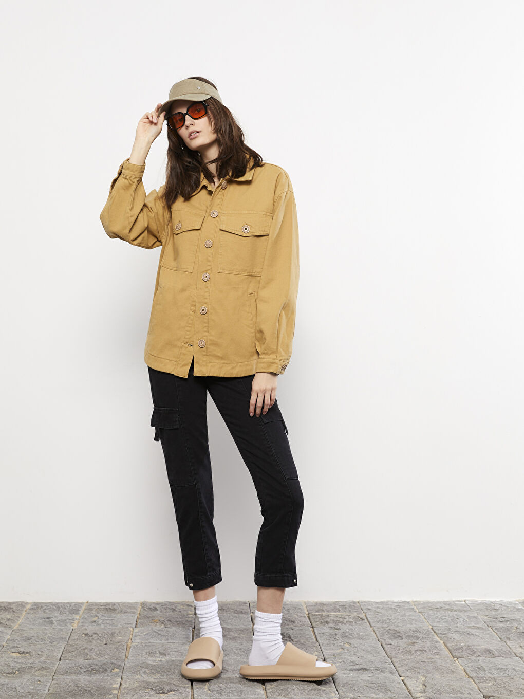 Женская кепка с козырьком с металлическими аксессуарами-2