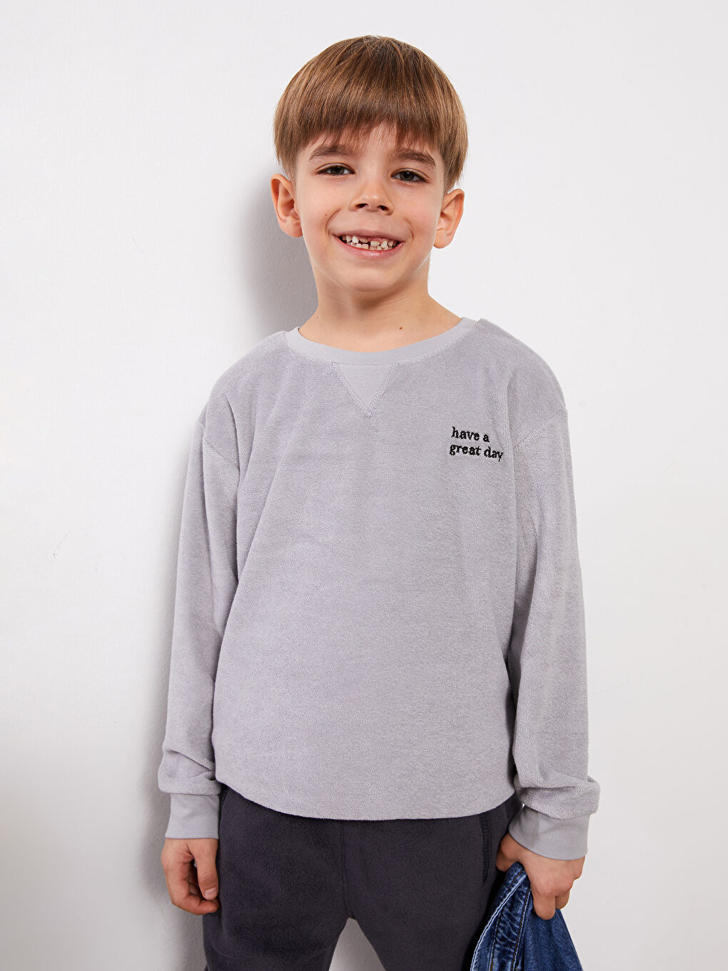 Суитчър с кръгло деколте, бродирани детайли и дълъг ръкав за момчета-1