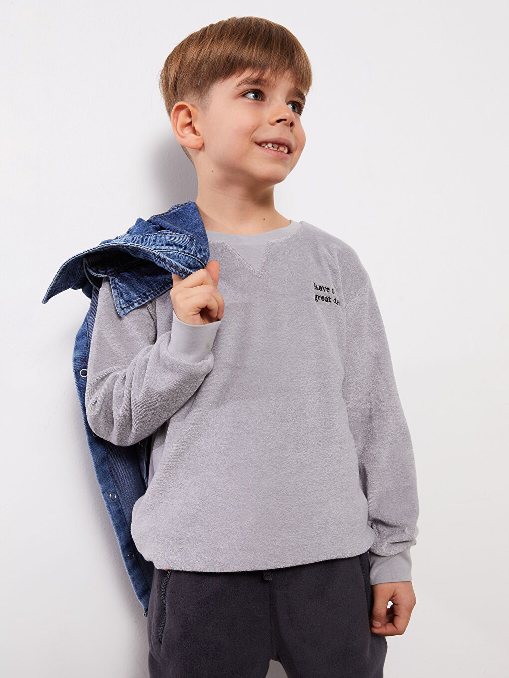 Суитчър с кръгло деколте, бродирани детайли и дълъг ръкав за момчета-2