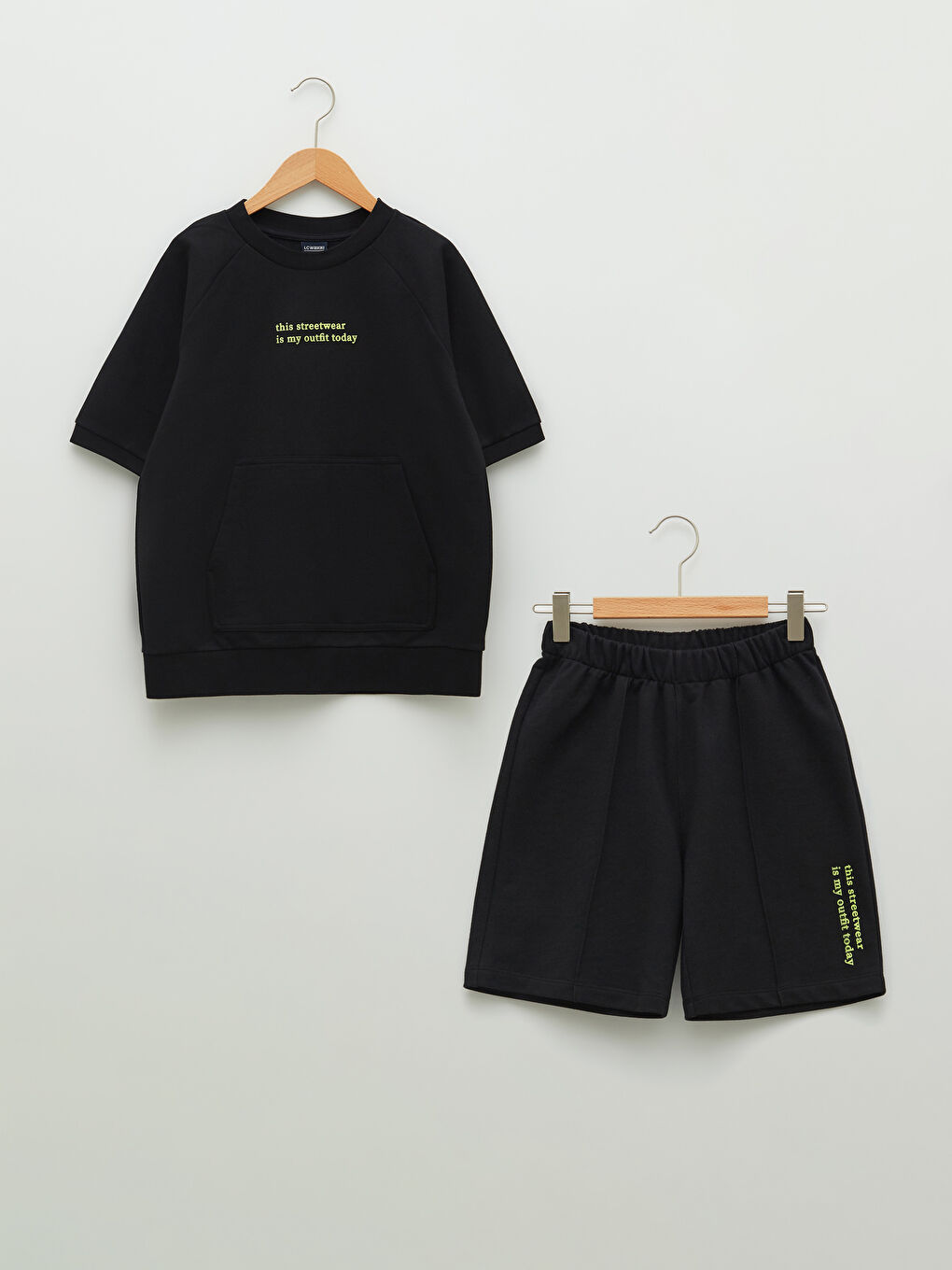 سويتشيرت ولاد كم قصير مطبوع بكول مدور و برمودا