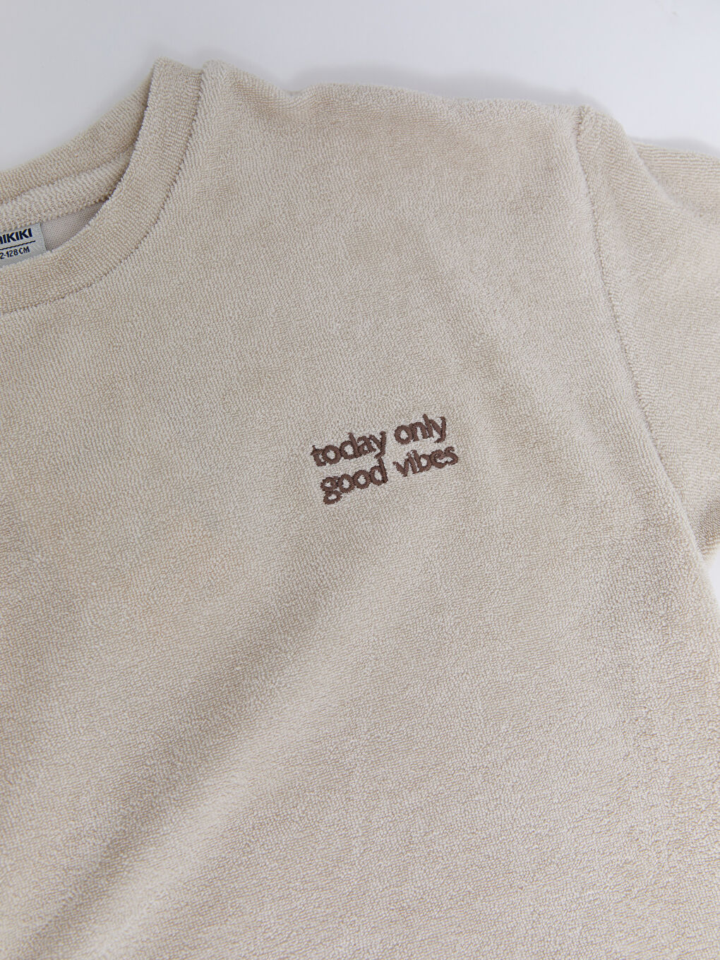 تيشيرت كم قصير ياقة دائرية مطرز مخمل أولاد وشورت-3