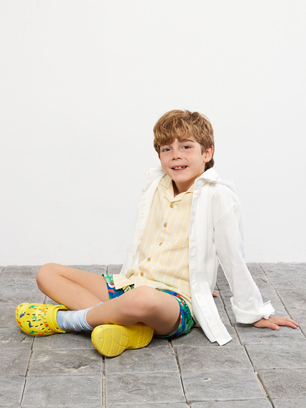 Ekru Kapüşonlu Baskılı Uzun Kollu Gabardin Erkek Çocuk Gömlek