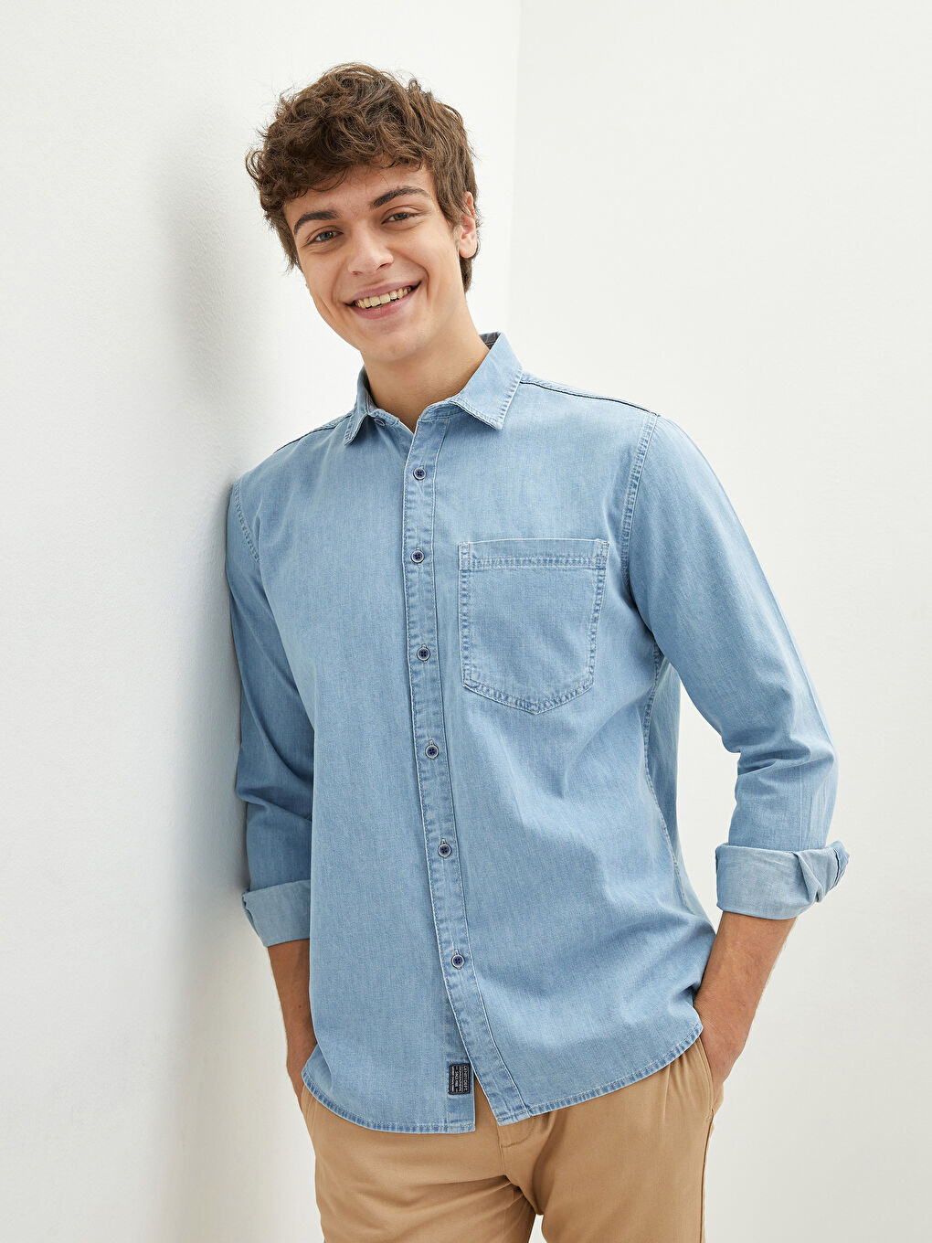 قميص جينز رجالي بأكمام طويلة وقصة مريحة-2
