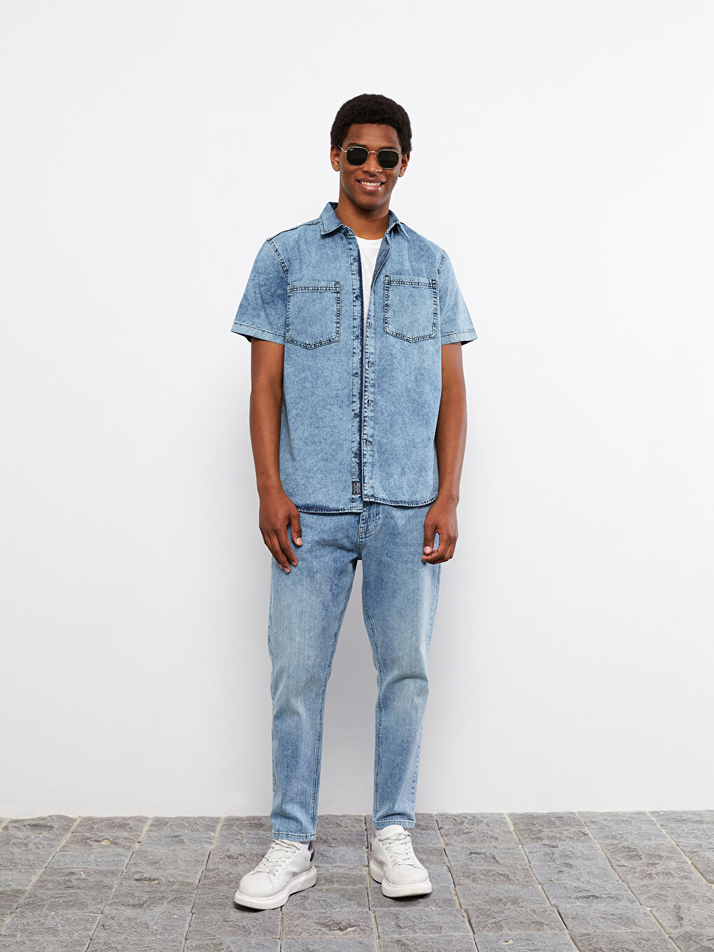 Cămașă din Denim pentru Bărbați cu Mânecă Scurtă și Croială Regulară-1