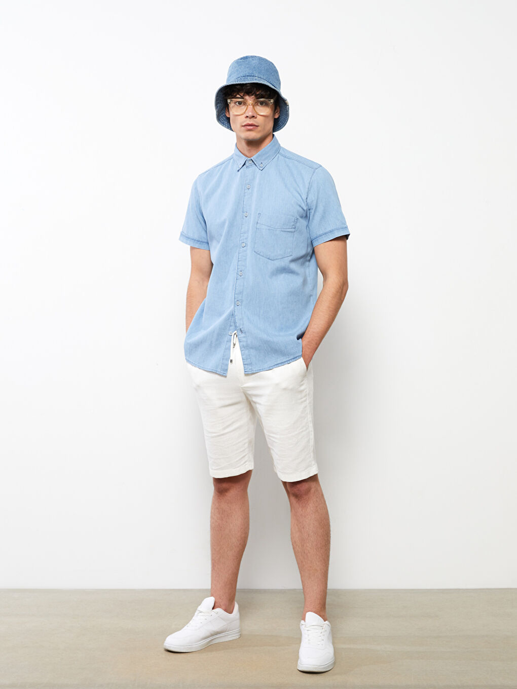 قميص جينز رجال بكم قصير وقصة مريحة-1