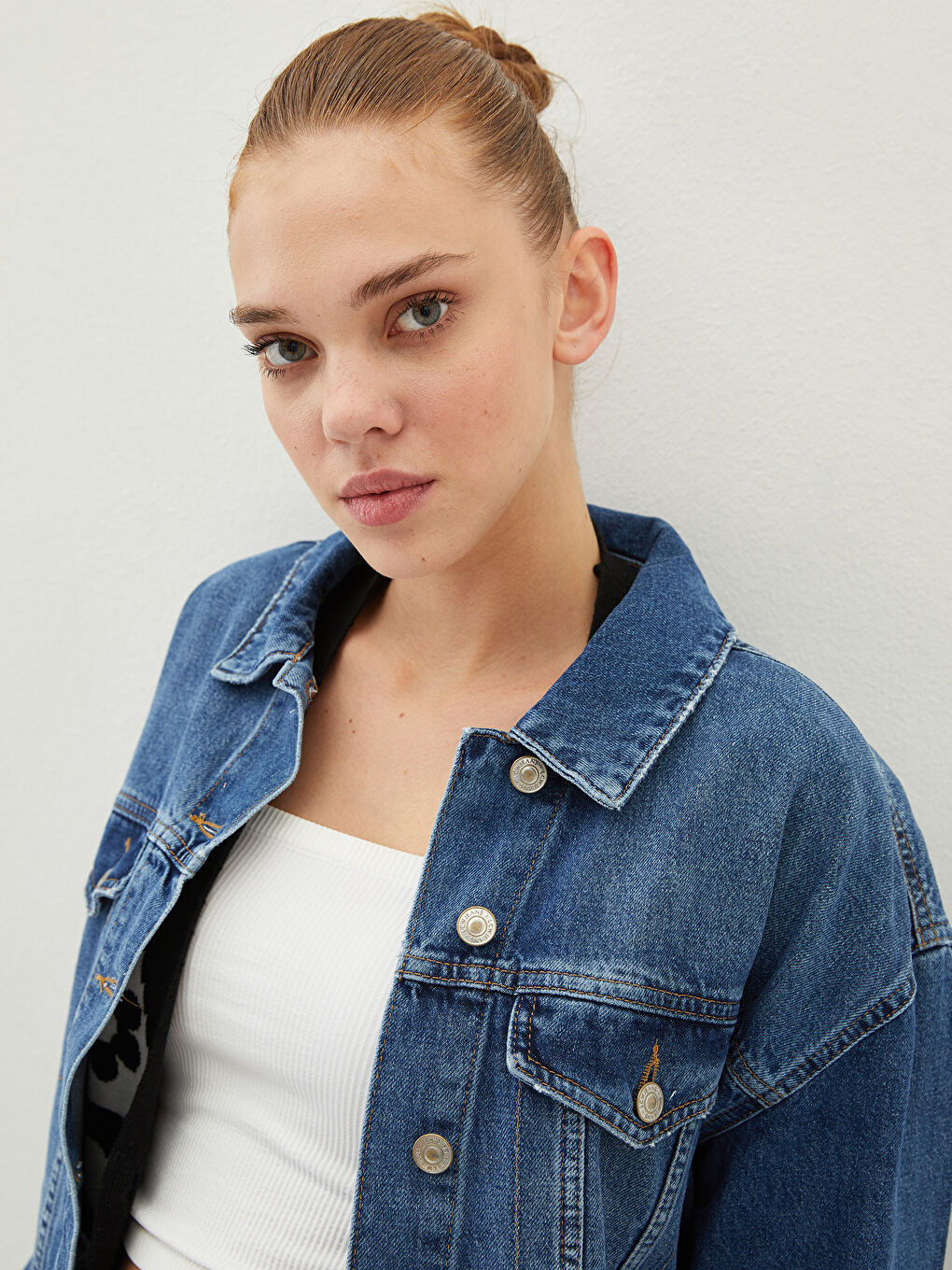 Джинсовая куртка с отложным воротником для женщин