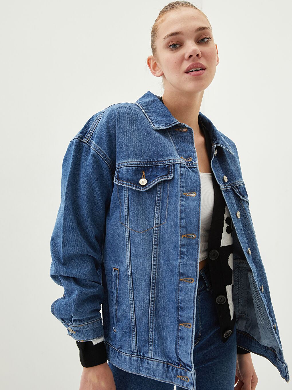 Джинсовая куртка с отложным воротником для женщин-1