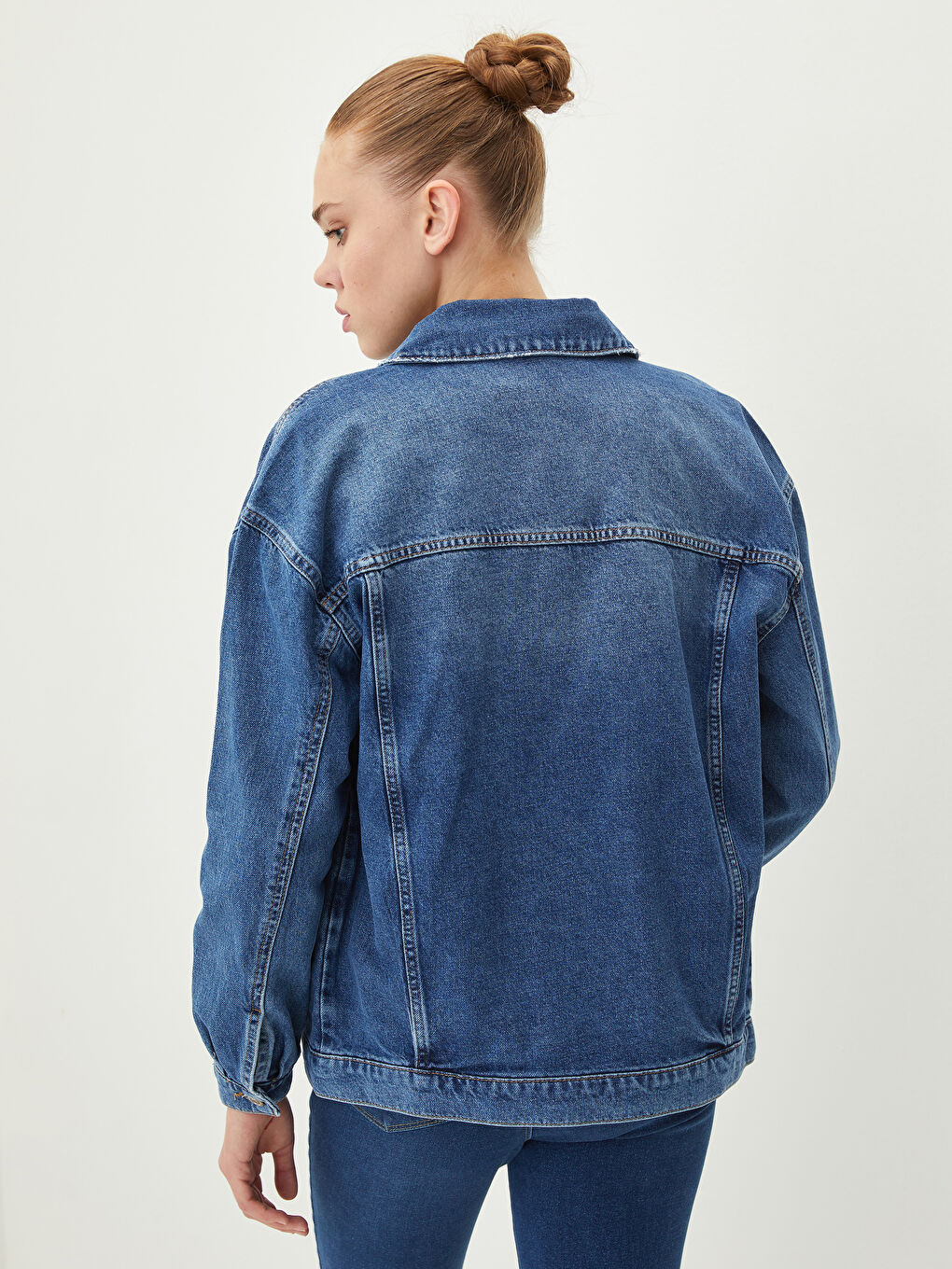 Джинсовая куртка с отложным воротником для женщин-4