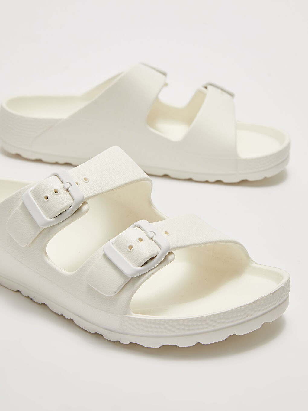 Beyaz Toka Detaylı Çift Bantlı Kadın Terlik-2