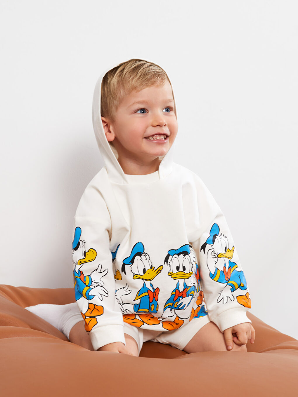 Ekru Kapüşonlu Uzun Kollu Donald Duck Baskılı Erkek Bebek Sweatshirt ve Şort 2'li Takım-1
