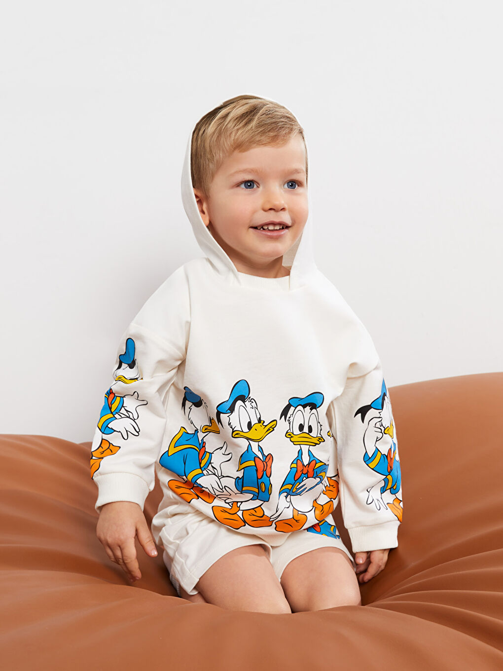 Ekru Kapüşonlu Uzun Kollu Donald Duck Baskılı Erkek Bebek Sweatshirt ve Şort 2'li Takım-2