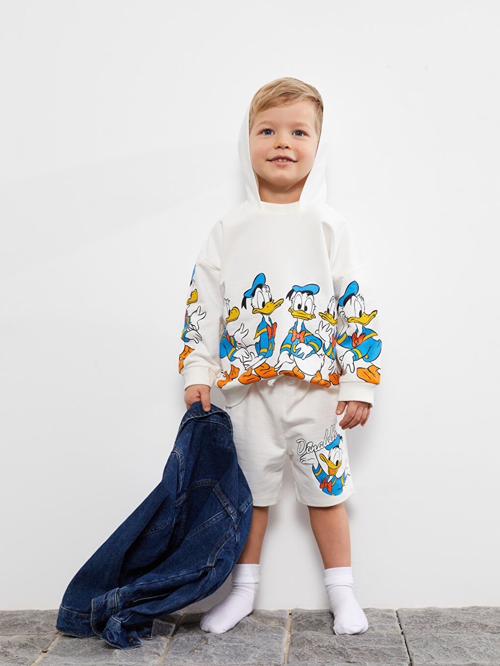 Ekru Kapüşonlu Uzun Kollu Donald Duck Baskılı Erkek Bebek Sweatshirt ve Şort 2'li Takım