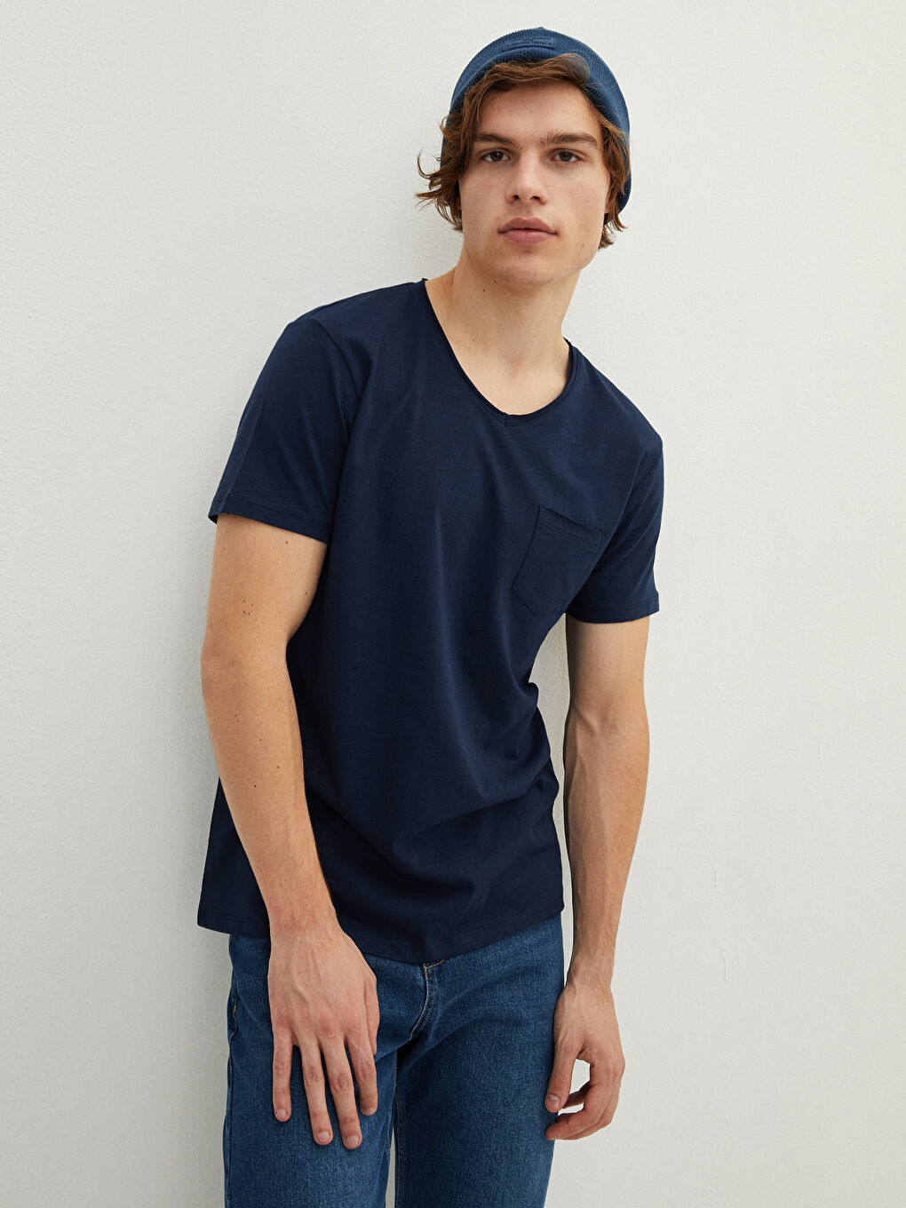 Базовая мужская футболка из хлопка с V-образным вырезом и короткими рукавами