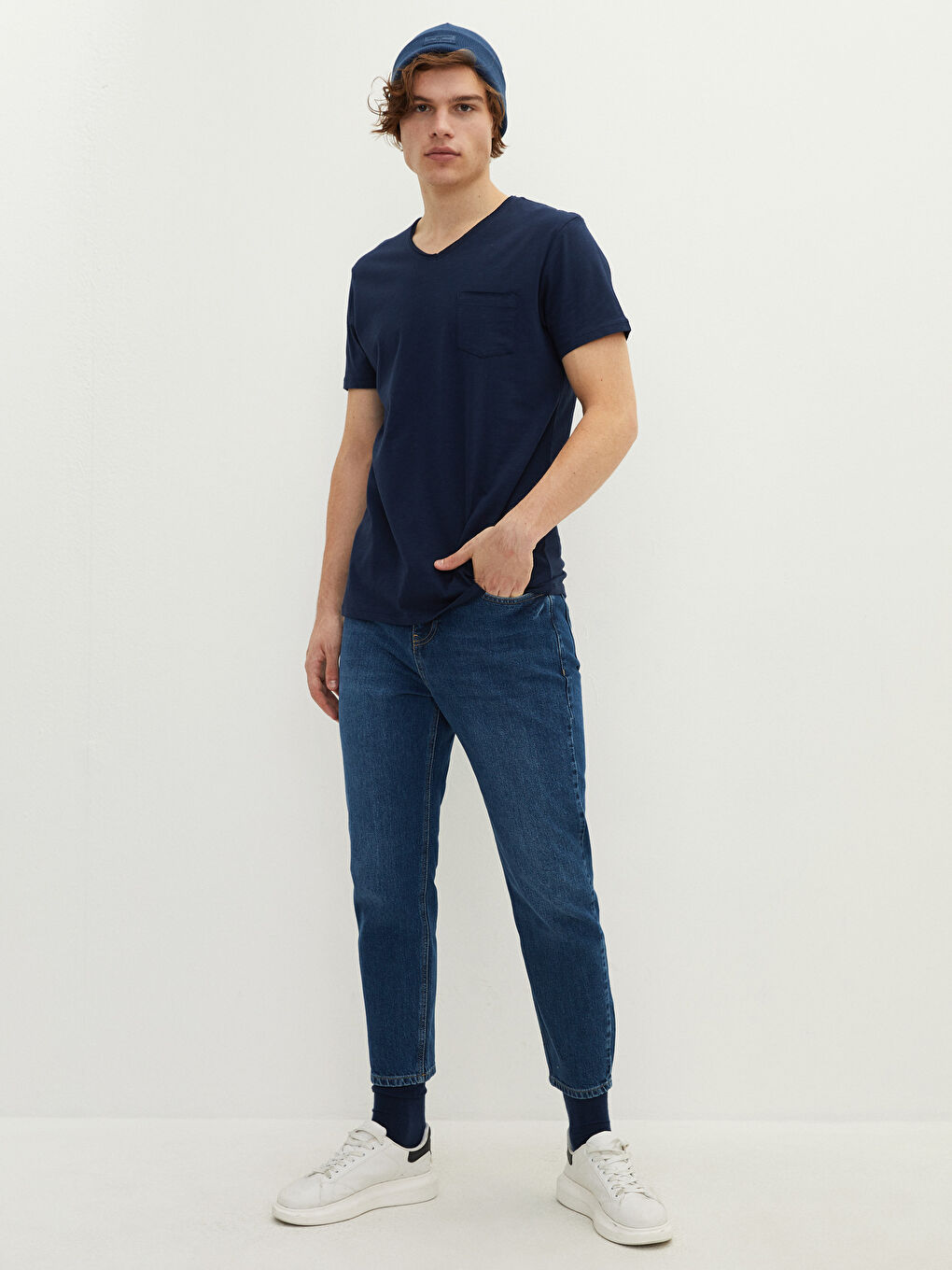 Базовая мужская футболка из хлопка с V-образным вырезом и короткими рукавами-2