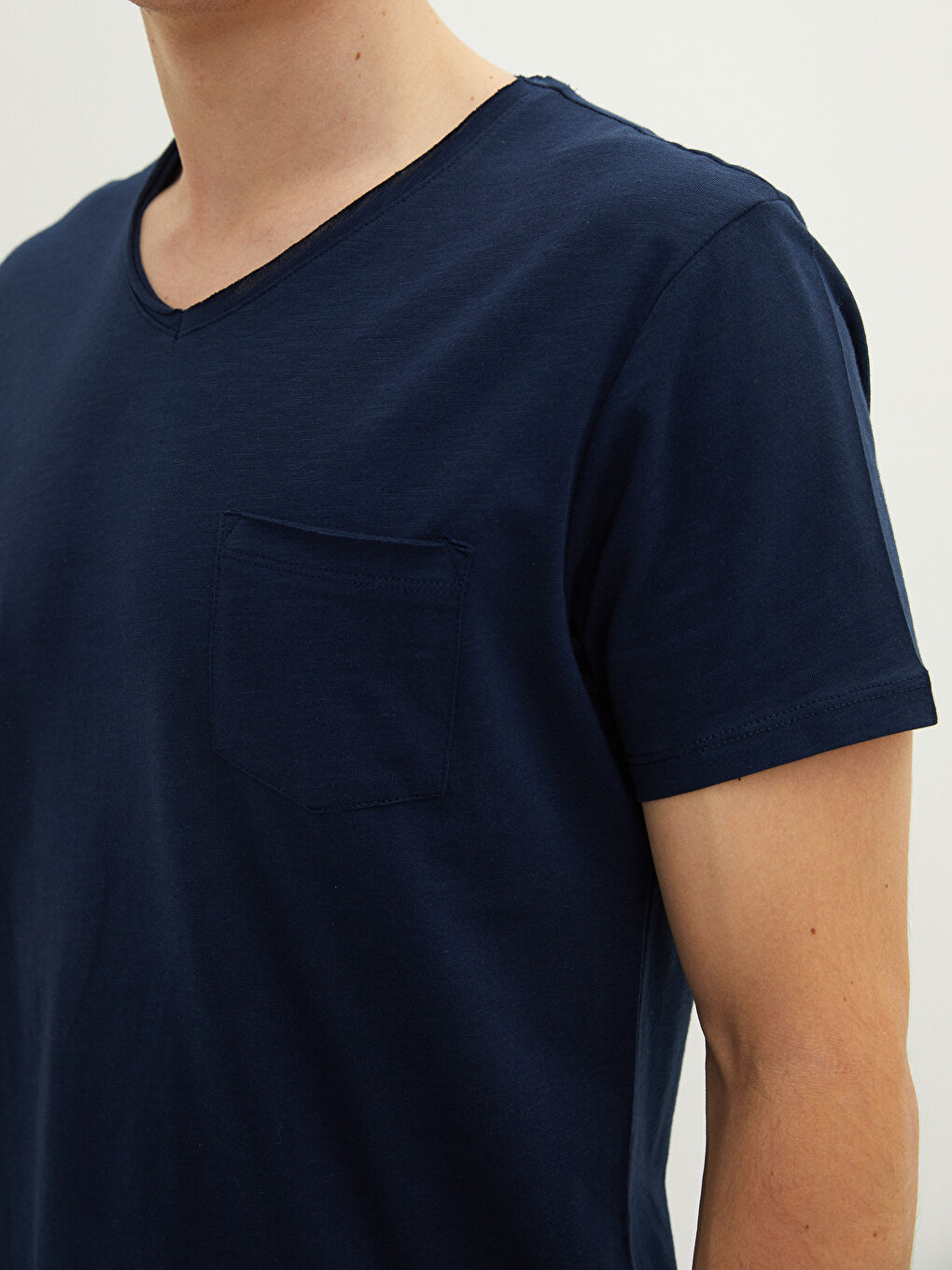 Базовая мужская футболка из хлопка с V-образным вырезом и короткими рукавами-3