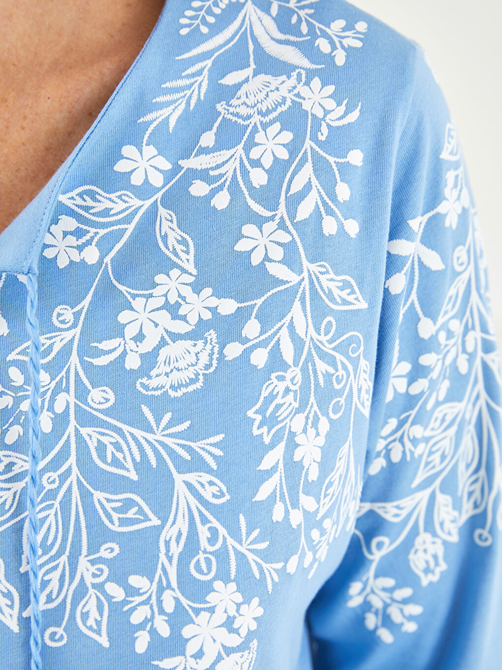 Mavi Bağlamalı Yaka Desenli Pamuklu Kadın Bluz-2