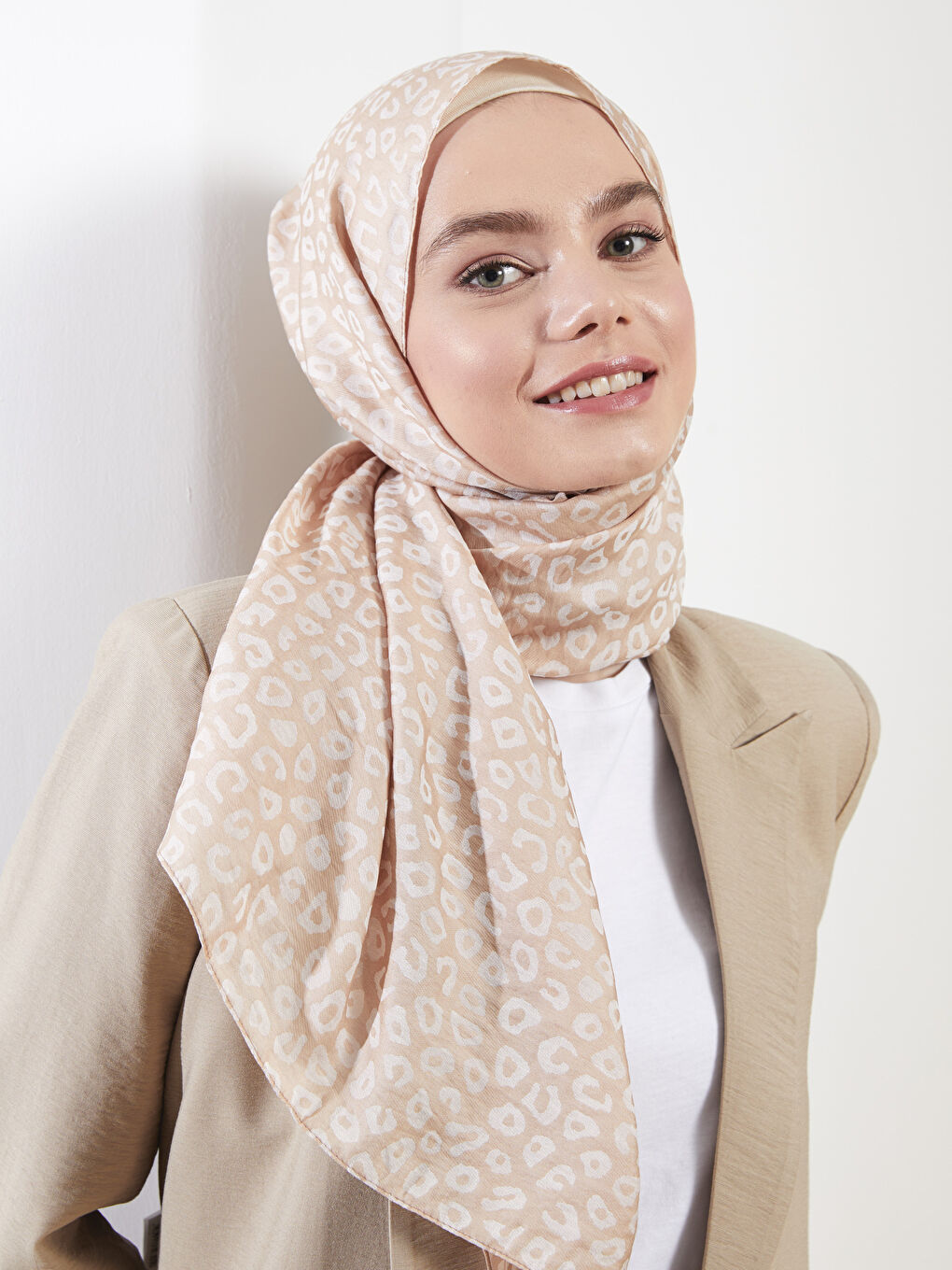 Desenli Kadın Şal