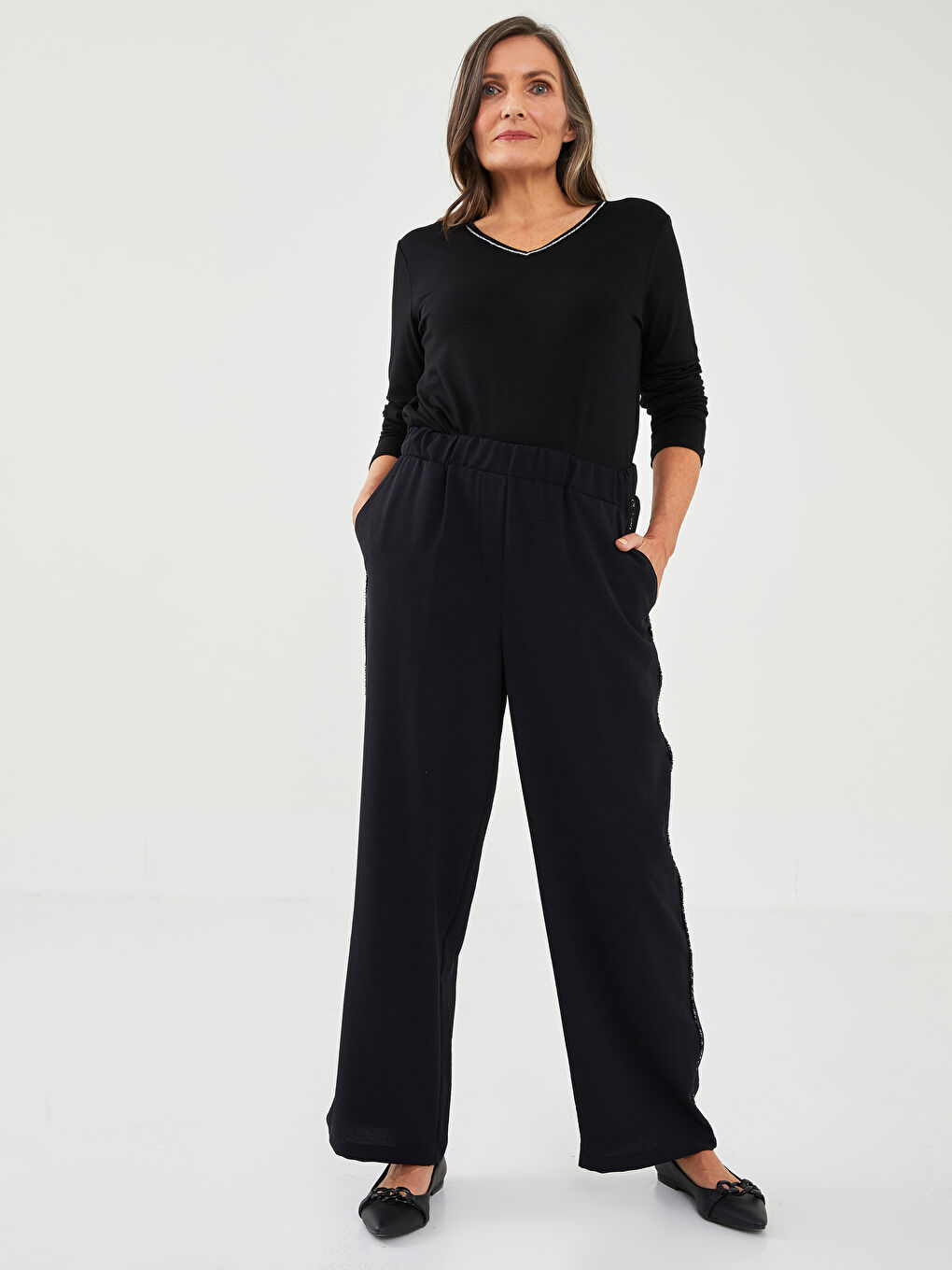 Siyah Beli Lastikli Rahat Kalıp Düz Şerit Detaylı Kadın Pantolon-1