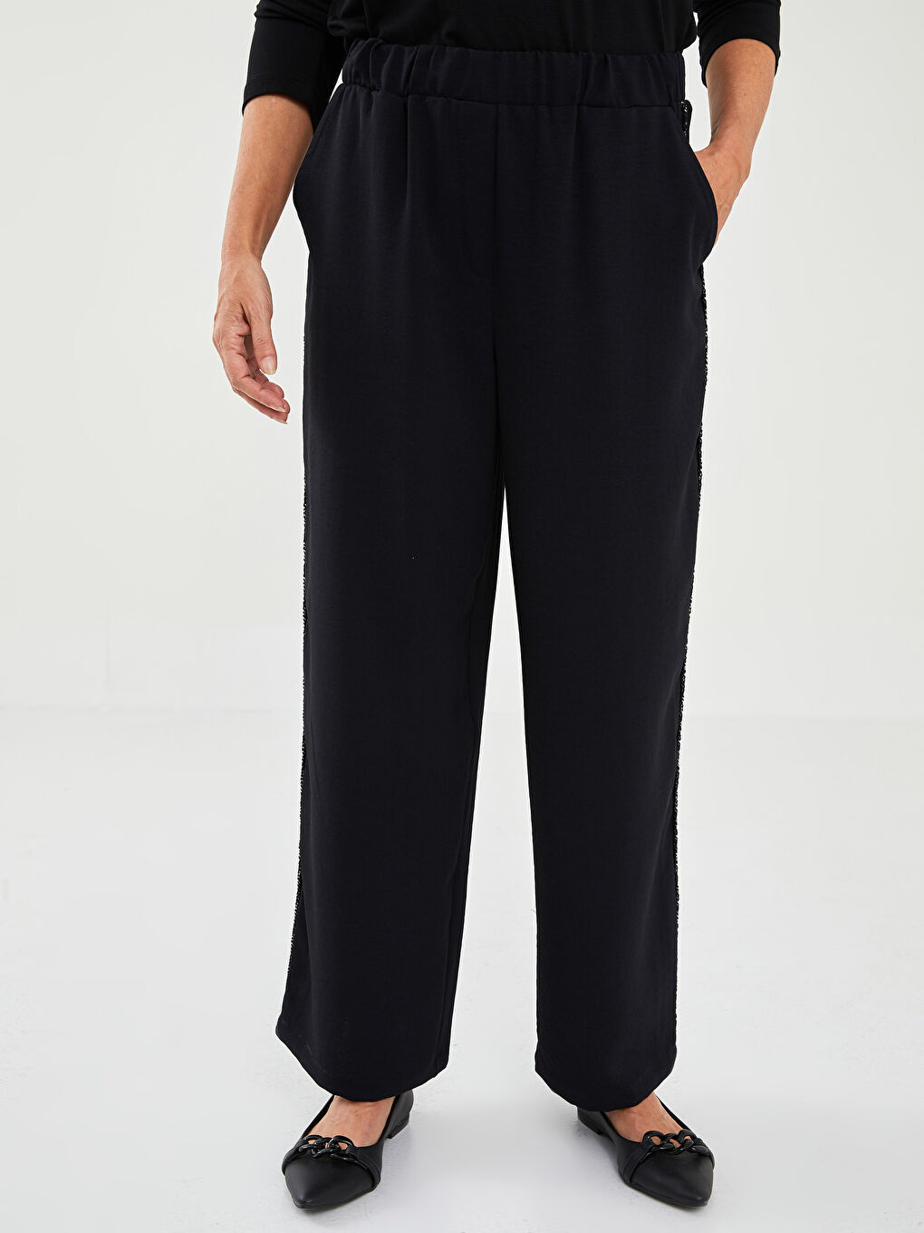 Siyah Beli Lastikli Rahat Kalıp Düz Şerit Detaylı Kadın Pantolon-3