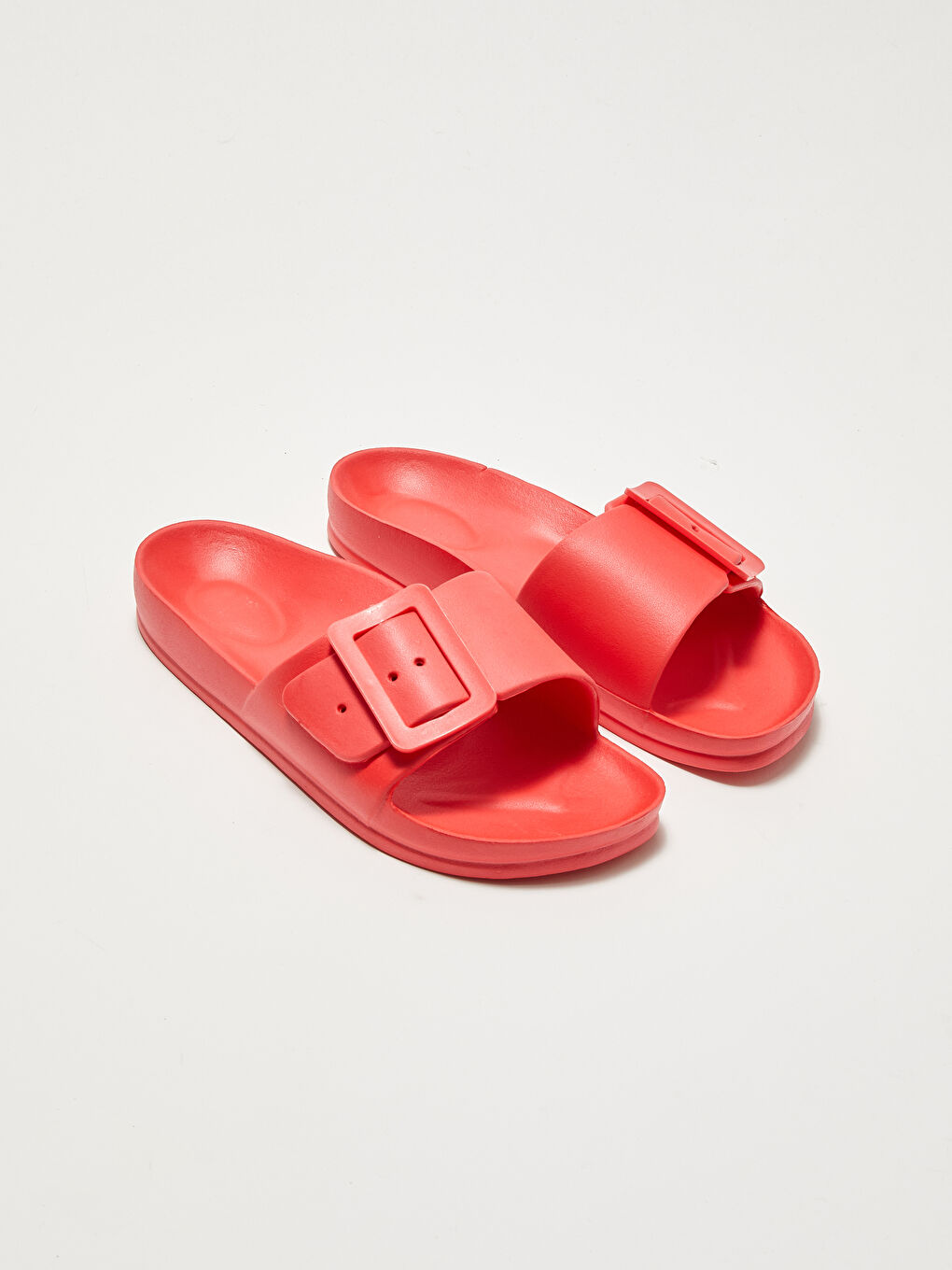 شبشب نسائي بحزام واحد بتفاصيل إبزيم