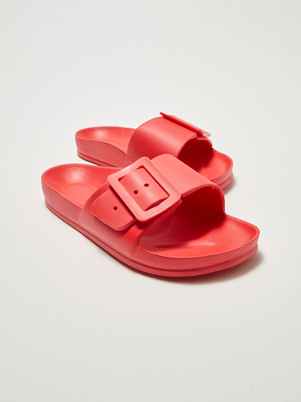 شبشب نسائي بحزام واحد بتفاصيل إبزيم-1