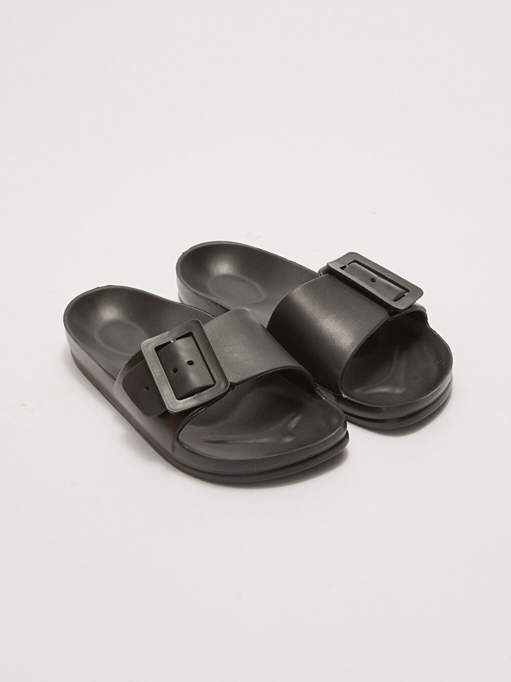 شبشب نسائي بحزام واحد بتفاصيل إبزيم