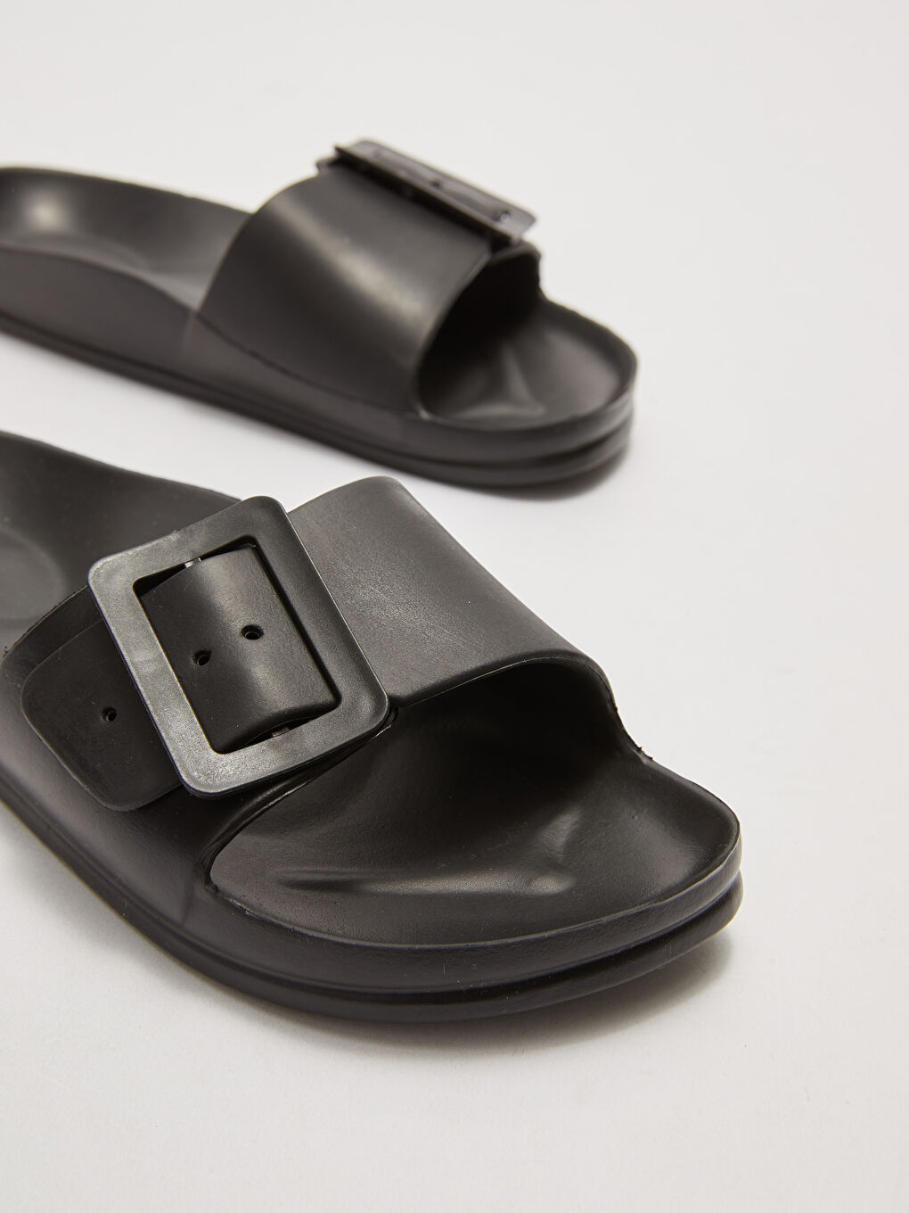 شبشب نسائي بحزام واحد بتفاصيل إبزيم-2