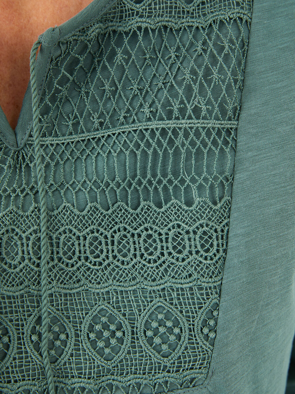 Yeşil Bağlamalı Yaka Nakışlı Uzun Kollu Kadın Bluz-3