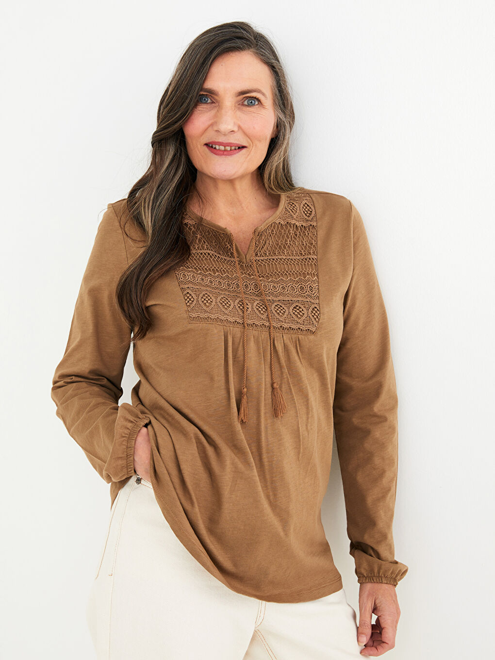 Kahverengi Bağlamalı Yaka Nakışlı Uzun Kollu Kadın Bluz