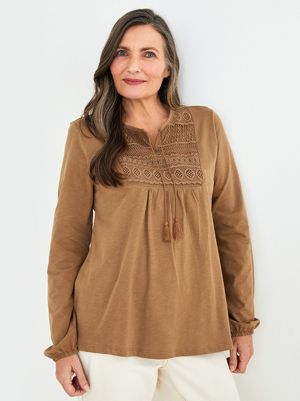 Kahverengi Bağlamalı Yaka Nakışlı Uzun Kollu Kadın Bluz-1