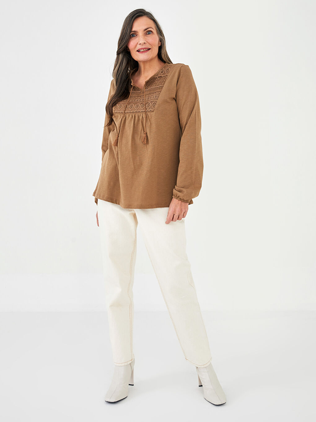 Kahverengi Bağlamalı Yaka Nakışlı Uzun Kollu Kadın Bluz-2