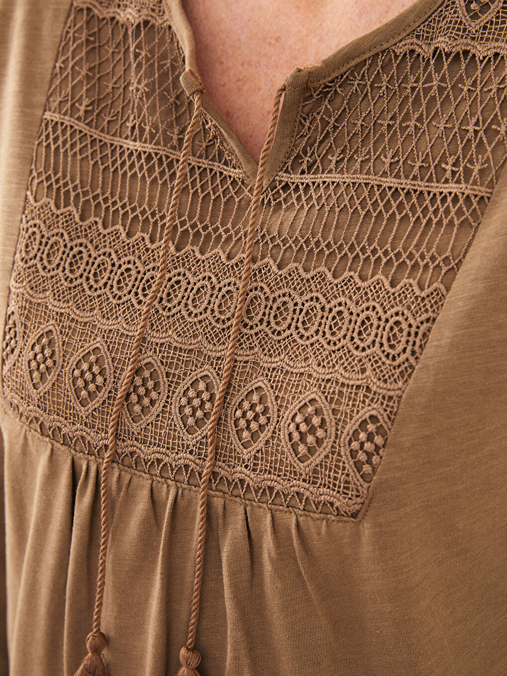 Kahverengi Bağlamalı Yaka Nakışlı Uzun Kollu Kadın Bluz-3